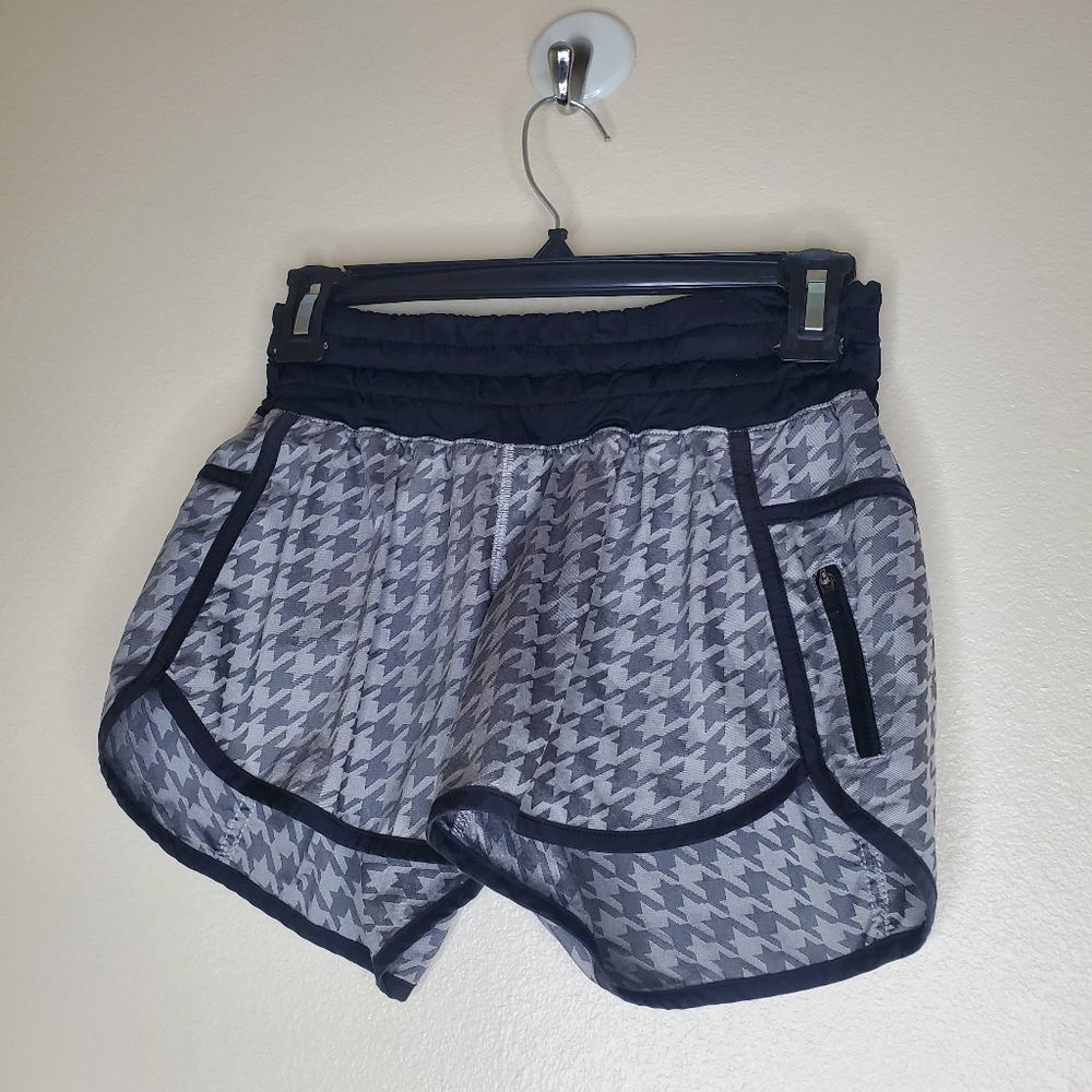 Lululemon Women's Hotty Hot Shorts Lined 4' inseam Low Rise Size 4 Gray Black